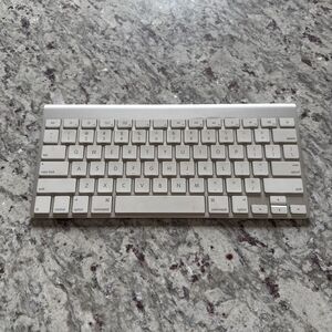 OEM Genuine Apple A1314 Wireless Bluetooth Keyboard - Silver/White - Great Cond